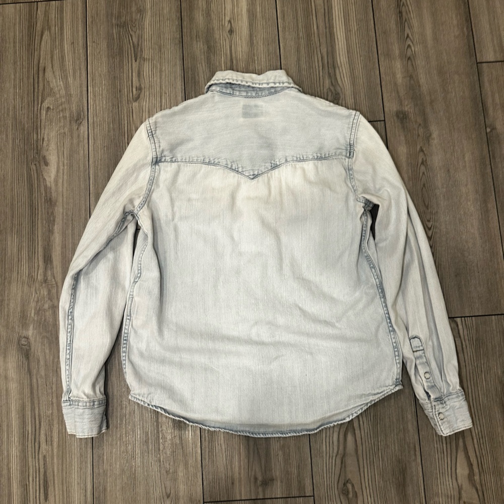 Levi’s Light Denim Pearl Snap Shirt - Picture 3 of 3